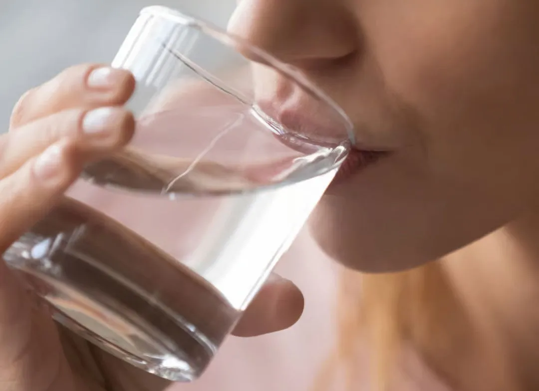 Mujer bebiendo agua